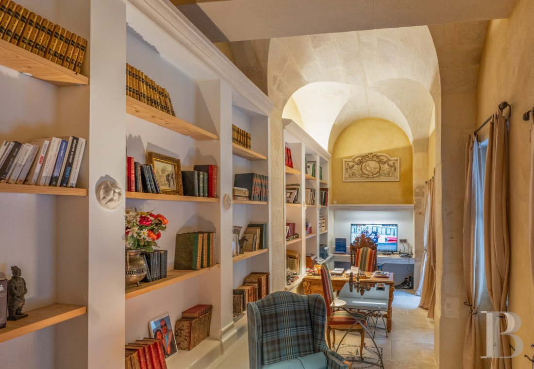 A flat in a private mansion in the Arles Mannerist style in Tarascon, the emblematic city of the Counts of Provence - photo  n°21
